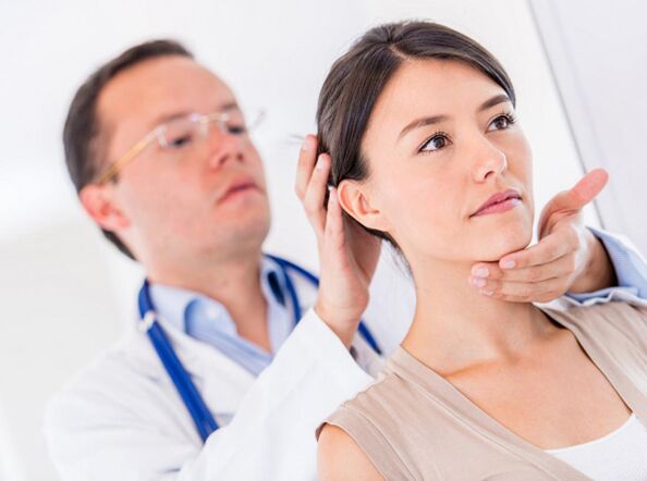 un medico visita un paziente con osteocondrosi cervicale
